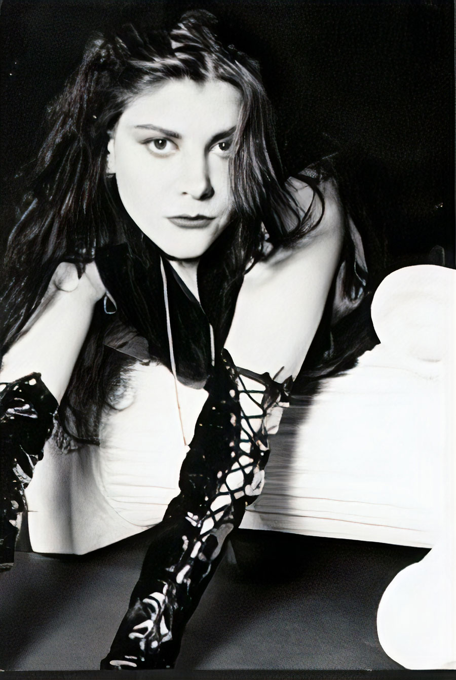 Anne-gloves-bw-gothic-web